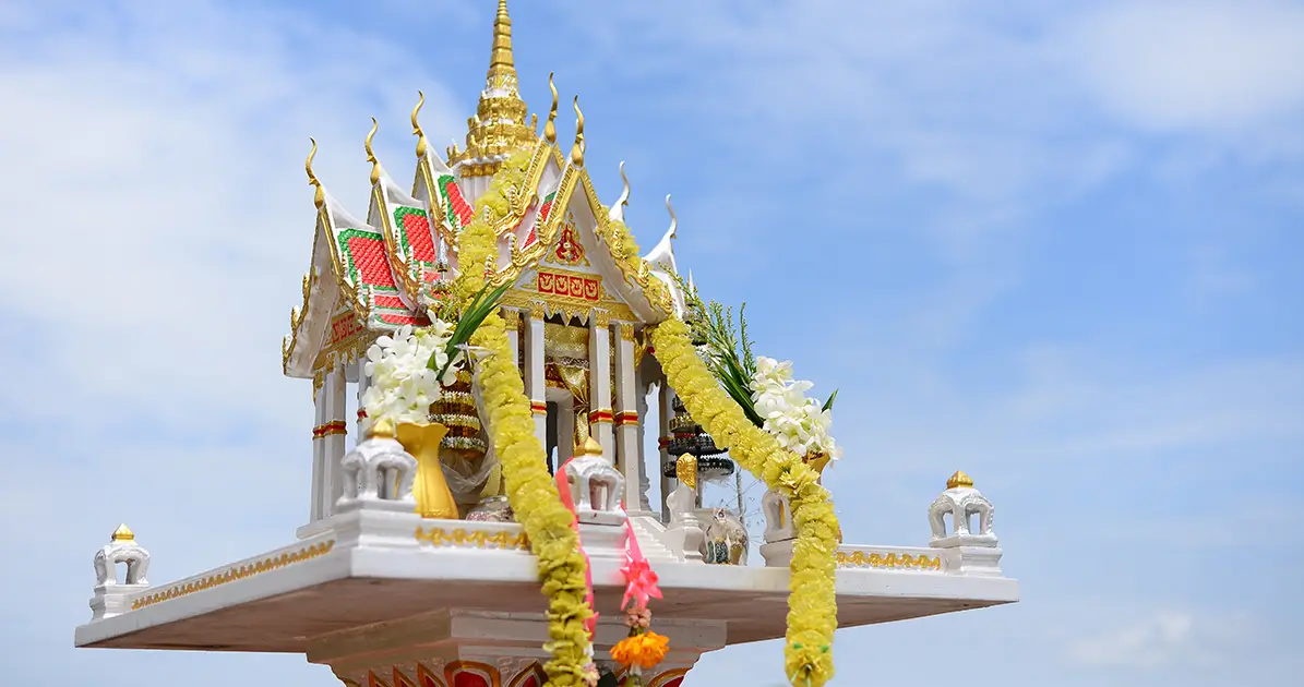 การตั้งศาลพระภูมิภายในบริเวณบ้าน เพื่อเป็นสิริมงคล ปกปักรักษาสถานที่ บ้านเรือน